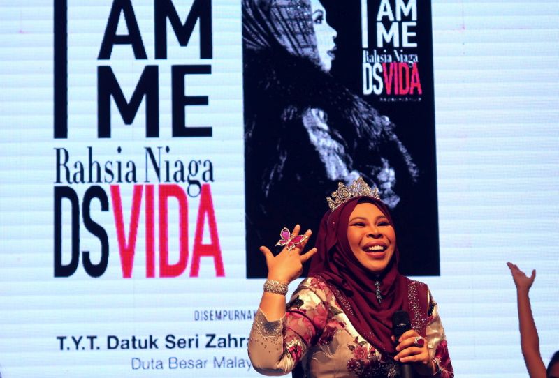 Cosmetic millionaires, Datuk Seri Vida at the launch of her book, u00e2u20acu02dcI Am Me; Rahsia Niaga DS Vidau00e2u20acu2122 at the International Book Fair Indonesia in Jakarta, September 9, 2017. u00e2u20acu201d Bernama pic