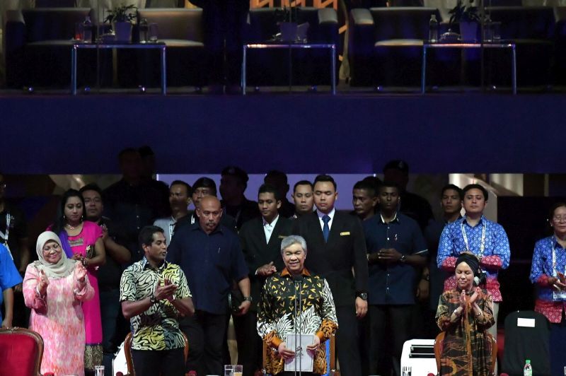 Deputy Prime Minister Datuk Seri Dr Ahmad Zahid Hamidi (centre) declaring the 9th Asean Para Games Kuala Lumpur 2017 closed at the National Stadium in Bukit Jalil in Kuala Lumpur, September 23, 2017. u00e2u20acu201d Bernama pic