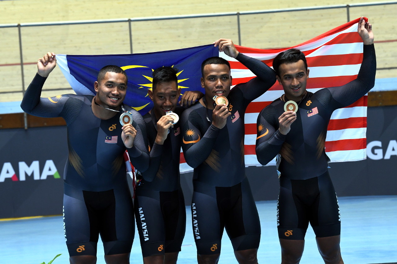(From left) National athletes Muhammad Firdaus Mohd Zonis, Muhammad Amin Najmi Romzi, Muhammad Khairul Adha Rasol dan Muhammad Afiq Afify Rizan pose with their medals at the APG KL2017 in Nilai September 17, 2017. u00e2u20acu201d Bernama pic