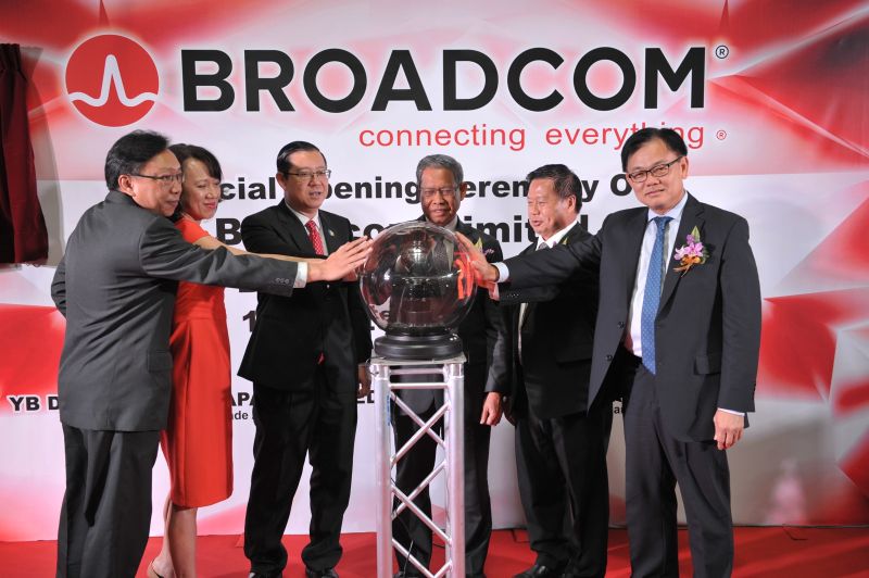 Datuk Seri Mustapa Mohamed (centre) officiates the opening of the Broadcom Global distribution warehouse in Batu Kawan September 19, 2017. u00e2u20acu2022 Picture by KE Ooi