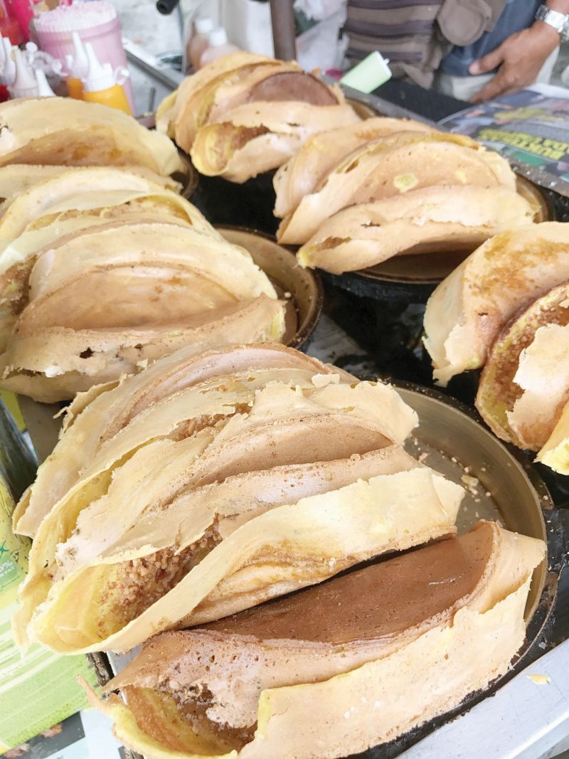 A close-up of the yummy apam balik at Aman Kuih stall.