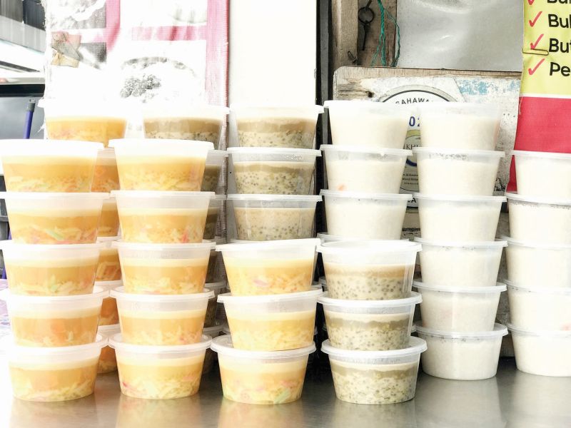 The array of porridge and variety of kuih at Aman Kuih stall.
