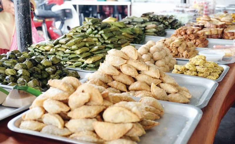 The various types of kuih at Aman Kuih stall.