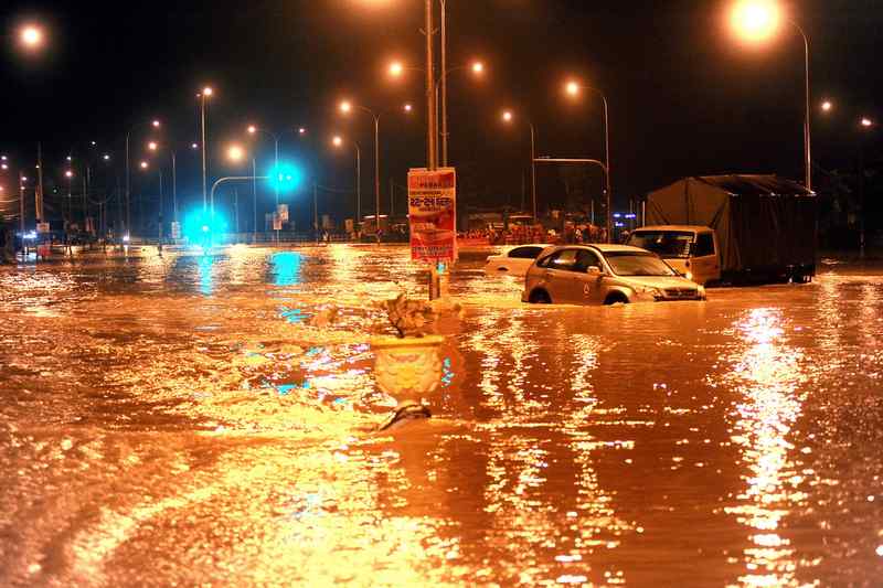 Vehicles seen trapped in a flash flood due to heavy rain earlier at Jalan Sungai Jawi in Nibong Tebal September 9, 2017. u00e2u20acu201d Bernama pic