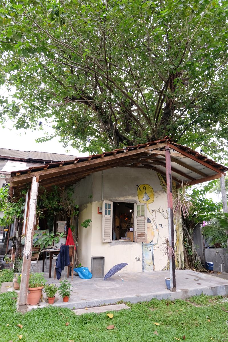 Chai Diam Ma is a local handicrafts store.