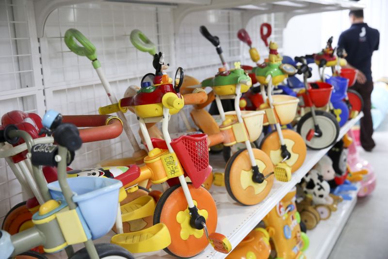 Children’s toys are available at bargain prices. 