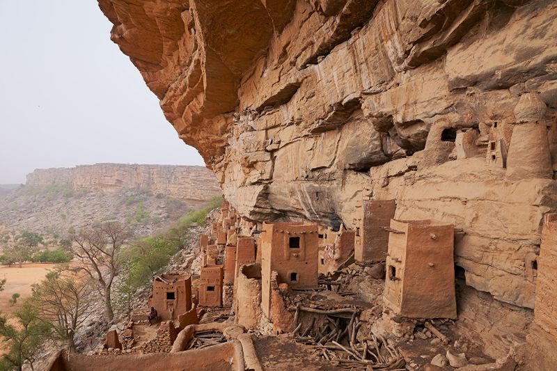 Adventurous travellers can take in a stunning group of villages clinging to the cliffs of the Bandiagara Escarpment in Mali's Dogon country.