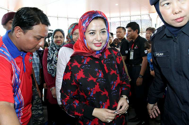 Johor Permaisuri Raja Zarith Sofiah (centre) at Mersing Harbour Centre September 10, 2017. u00e2u20acu201d Picture by Miera Zulyana