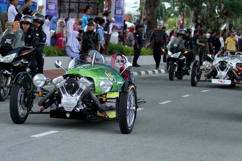 Sultan of Johor Sultan Ibrahim Ismail Iskandar and Raja Zarith Sofiah leaving Mersing Harbour Centre to continue the Kembara Mahkota Johor September 10, 2017. — Picture by Miera Zulyana