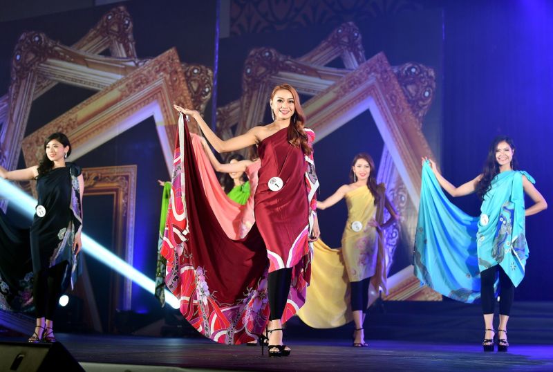 The finalists of Miss Malaysia Tourism Pageant 2017 National Final presenting the Malaysian 'Batik' at Berjaya Times Square Hotel in Kuala Lumpur September 23, 2017. u00e2u20acu2022 Bernama pic