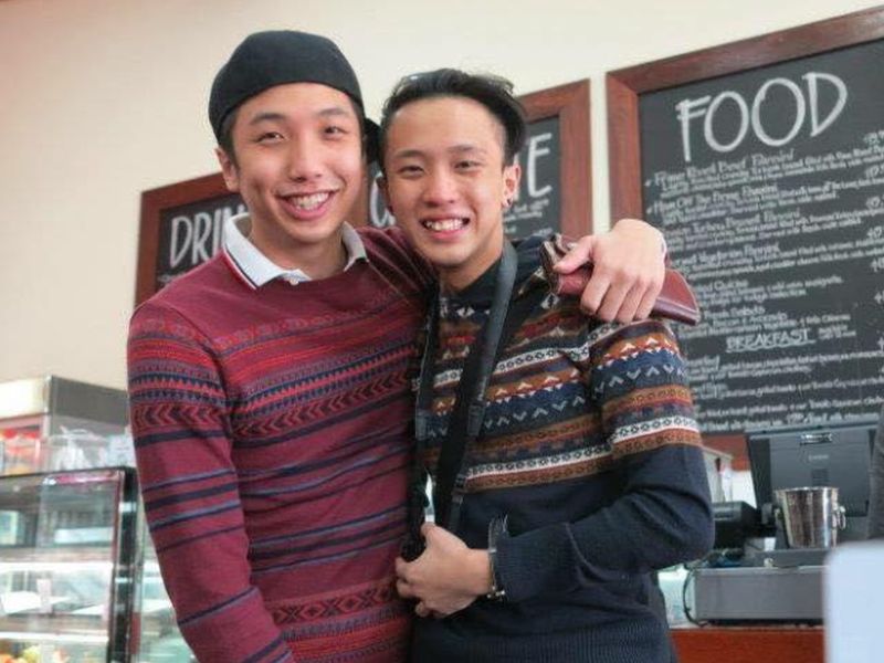 Brandon Yeo (kiri) bergambar bersama Justinian Tan. Mereka menjadi mangsa kes langgar lari di Johor Baru pada awal pagi 25 Ogos lalu. u00e2u20acu201d Foto ihsan Facebook/Brandon Thenerd Yeonn