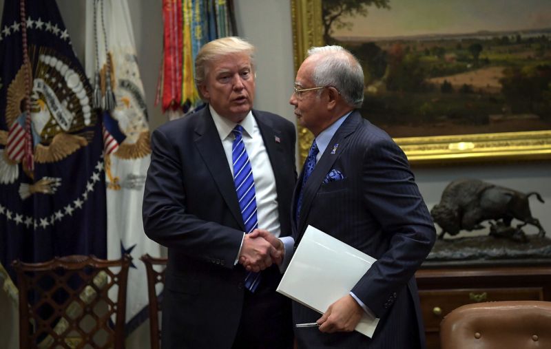 Perdana Menteri Datuk Seri Najib Razak disambut Presiden Donald Trump ketika tiba bagi membincangkan hubungan strategik antara kedua-dua negara di Rumah Putih. u00e2u20acu2022 Foto Bernama