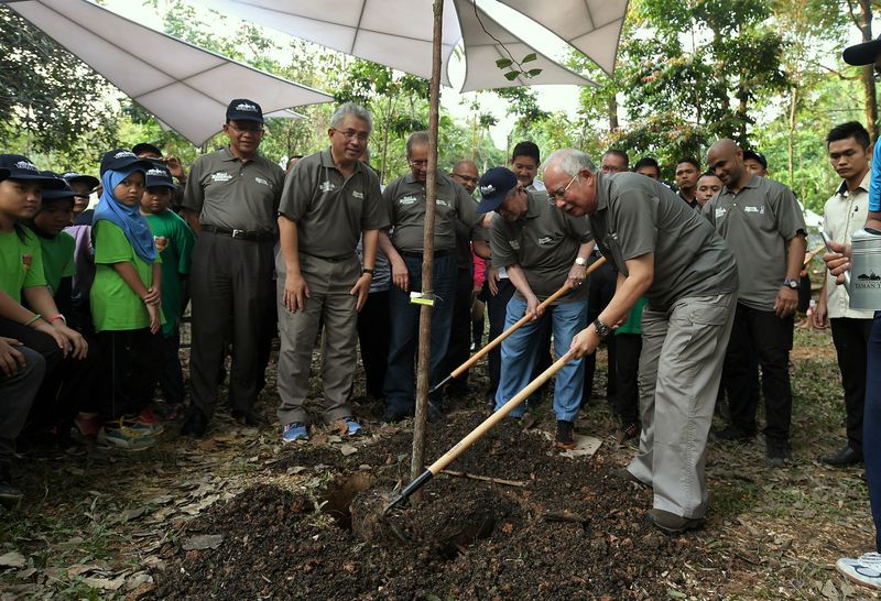 Prime Minister Datuk Seri Najib Razak and former prime minister Tun Abdullah Ahmad Badawi planting a tree during the launching of an u00e2u20acu02dcEvening with Prime Minister of Malaysiau00e2u20acu2122 event in Taman Tugu, September 4, 2017. u00e2u20acu201d Bernama pic
