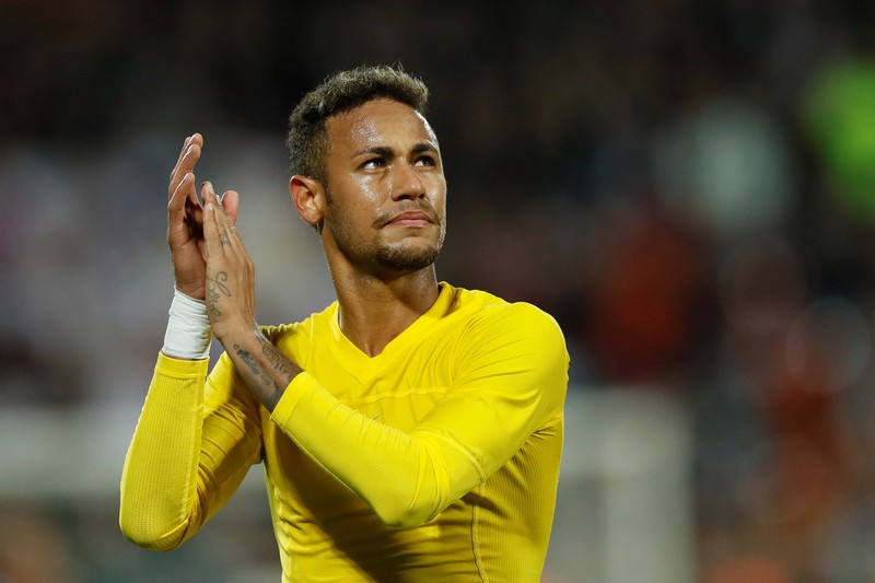 Paris Saint-Germainu00e2u20acu2122s Neymar applauds fans after the Ligue 1 match against FC Metz in Metz September 8, 2017u00e2u20acu201d Reuters picn