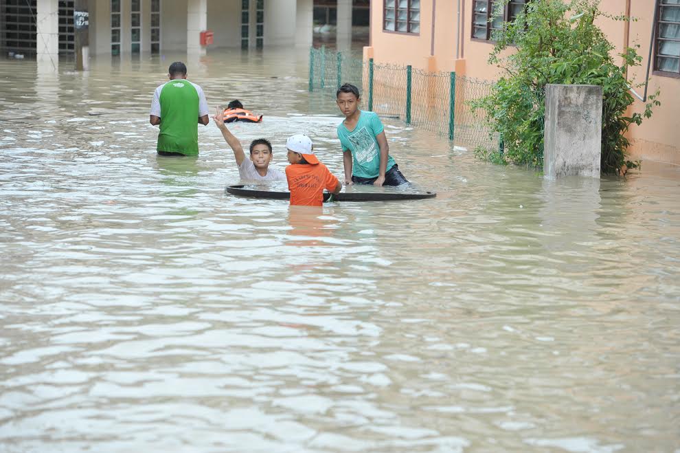 Children having some fun during the flood at Kampung Dodol in Penang September 15, 2017. — Picture by KE Ooi