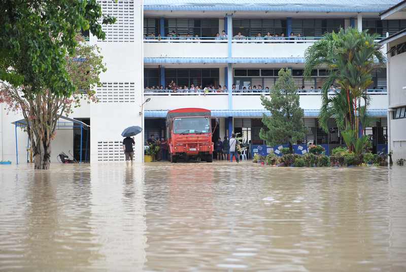 The Fire and Rescue Department helping to transport the children from an affected school in Penang September 15, 2017. u00e2u20acu201d Picture by KE Ooi