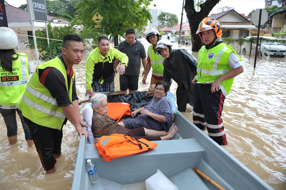 The rescue team brings the elderly to safety after their home was inundated by the flash flood in Jalan Terrenganu, Penang September 15, 2017. u00e2u20acu201d Picture by KE Ooi