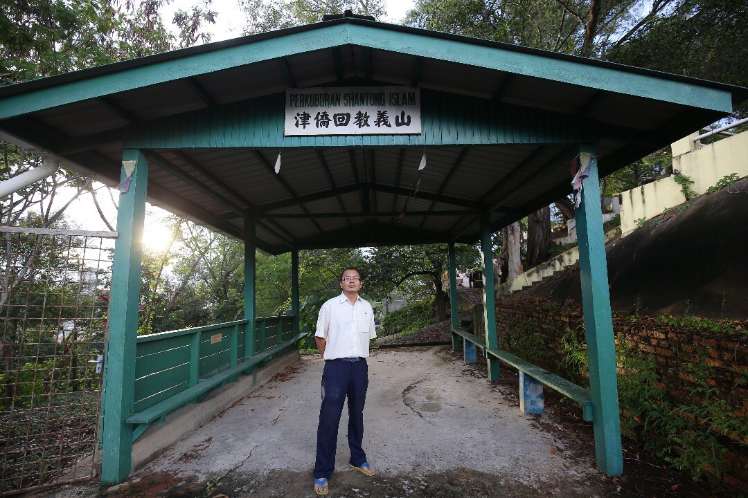 Yunus Lee tells us there is a specific Shandong Muslim cemetery, just adjacent to the Buddhist cemetery.
