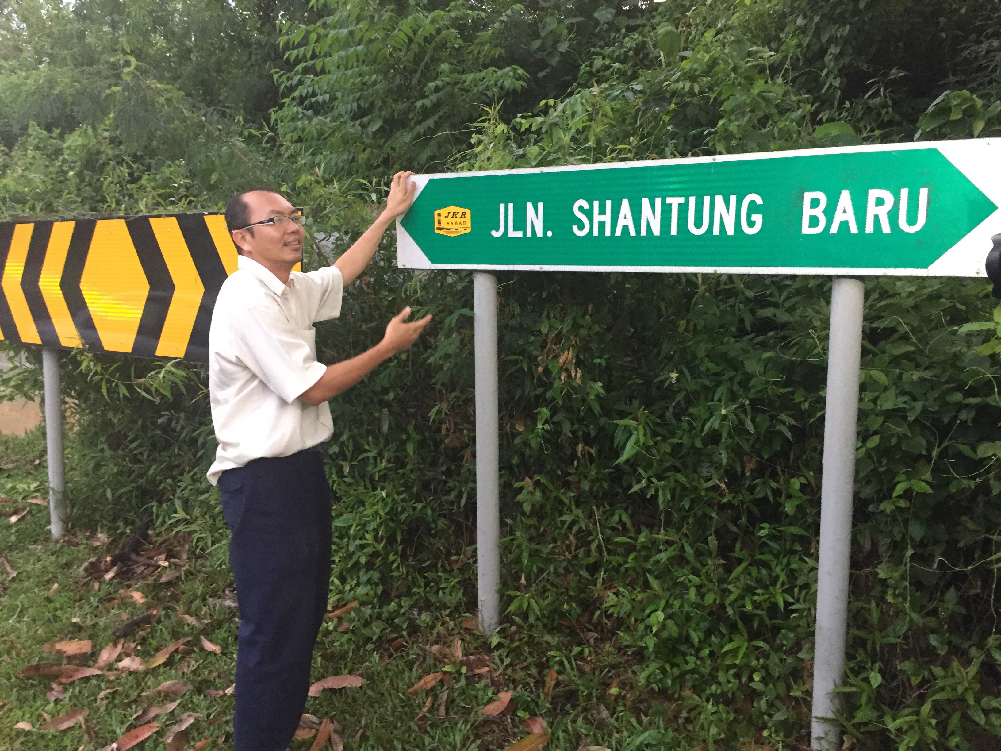 Yunus Lee points out that Jalan Shantung Baru in Penampang, Kota Kinabalu is where the first generation of 108 Shandong families brought to Sabah settled. 