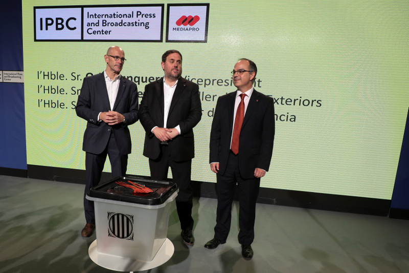 Catalan Foreign Affairs chief Raul Romeva, Vice President Oriol Junqueras and Government Presidency Councillor Jordi Turull stand beside a ballot box for the banned October 1 independence referendum in Barcelona September 29, 2017. u00e2u20acu201d Reuters pic
