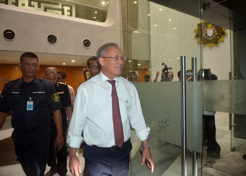 Menteri Sumber Manusia, Datuk Seri Richard Riot meninggalkan perkarangan lobi ibu pejabat Suruhanjaya Pencegahan Rasuah Malaysia (SPRM) selepas memberi keterangan lebih 10 jam berhubung penyelewengan PTPK malam ini. u00e2u20acu201d Foto Bernama