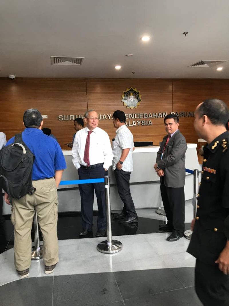 Datuk Seri Richard Riot Jaem arrived at the MACC headquarters in Putrajaya to give his statement into an investigation into suspected funds embezzlement from a statutory body under his purview. u00e2u20acu201d Picture via Twitter/bernamadotcom