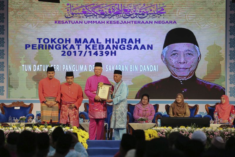 Tun Sakaran Dandai (right) was named this yearu00e2u20acu2122s Maal Hijrah Personality. u00e2u20acu201d Picture by Yusof Mat Isa