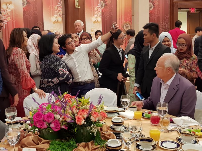 A student takes a selfie with Datin Seri Rosmah Mansor. Behind her is Puan Sri Siti Nooriah Razak, the wife to the Malaysian Ambassador to the US. Looking on in amusement is Prime Minister Datuk Seri Najib Razak. u00e2u20acu2022 Picture by Wong Sai Wan