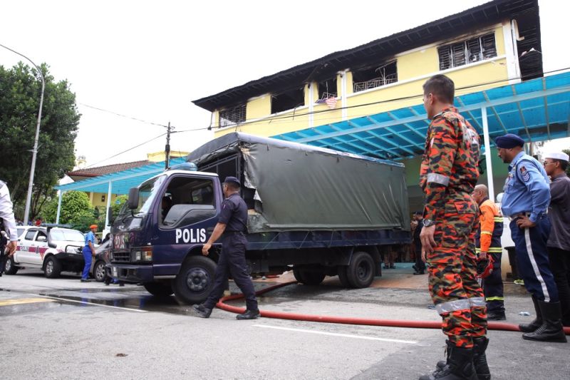 Rescue personnel at the Darul Quran Ittifaqiyah religious school in Kuala Lumpur. u00e2u20acu2022 Picture by Choo Choy May