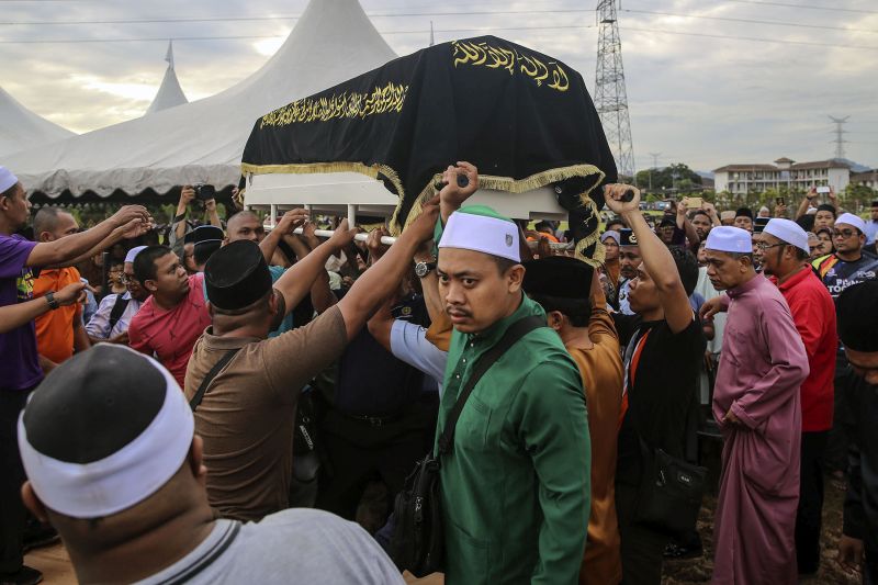 Men are seen carrying a coffin bearing the remains of victims of the tahfiz school fire during a mass funeral at the Tanah Perkuburan Islam Raudhatul Sakinah in Gombak September 15, 2017. u00e2u20acu2022 Picture by Yusof Mat Isa