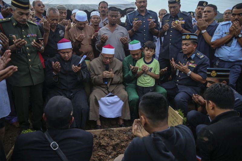 People perform prayers for victims of the tahfiz school fire during a mass funeral at the Tanah Perkuburan Islam Raudhatul Sakinah in Gombak September 15, 2017. 
