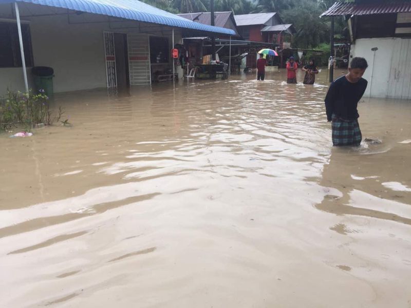 As of noon, 108 flood victims in Teluk Kumbar have been evacuated from the area after their homes were inundated. <<NO CREDIT>>