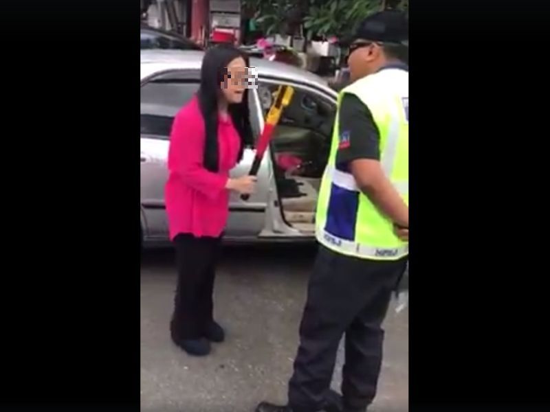 Paparan skrin video yang tular menunjukkan pemandu wanita membawa pengunci stereng ketika bertengkar dengan penguatkuasa MPSJ. 