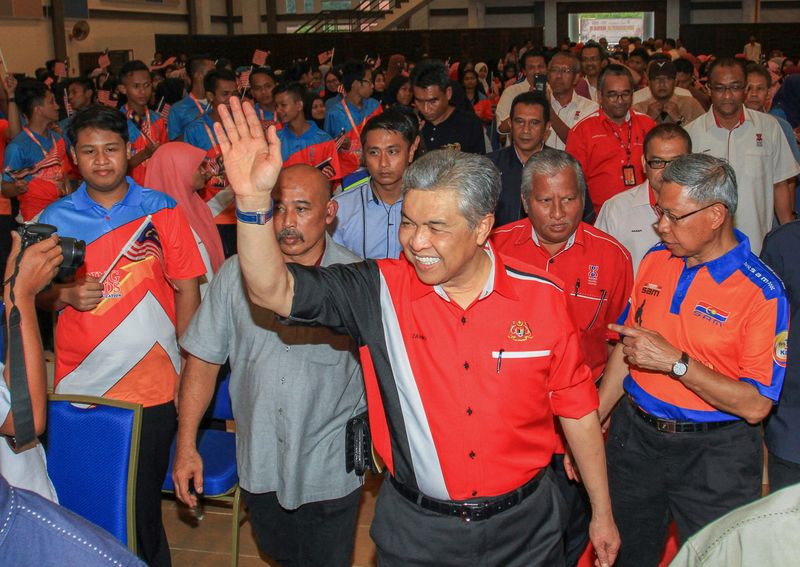 Deputy Prime Minister Datuk Seri Dr Ahmad Zahid Hamidi waving to students at Universiti Malaysia Kelantan (UMK) in Jeli, September 5, 2017. u00e2u20acu201d Bernama pic