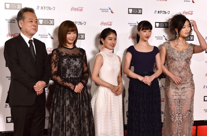 Takahisa Zeze (left), director of u00e2u20acu02dcThe Lowlife,u00e2u20acu2122 poses with original author Mana Sakura (2nd left), and actresses Ayano Moriguchi, Aina Yamada and Kokone Sasaki at the opening ceremony of the 30th Tokyo International Film Festival October 25, 2017. u00e2u20ac