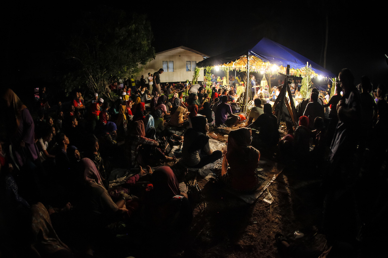 A large crowd from the local community gathers to watch the rare Sembah Guru performance by Mak Yong performers. — Picture by Wong Horngyih, courtesy of Pusaka