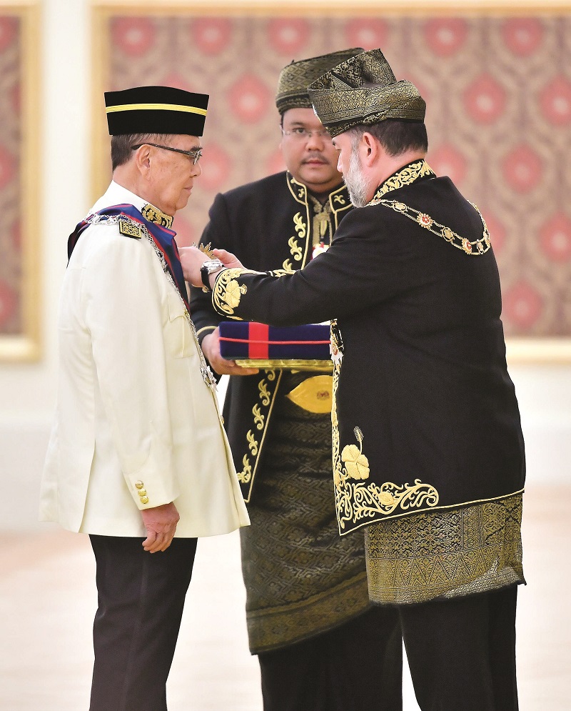 Yang di-Pertuan Agong Sultan Muhammad V conferring the Seri Setia Mahkota award on former Dewan Negara Speaker Tun Michael Chen Wing Sum last September. — Bernama pic