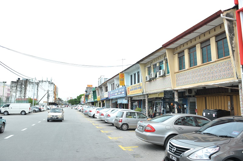 Jalan Kampung Benggali features interesting shophouses with columns and colourful tiles on the frontage.