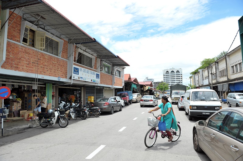 Jalan Pasar where the old Jeti Lama Market is located and other shops such as wholesalers and fishing supplies shops.