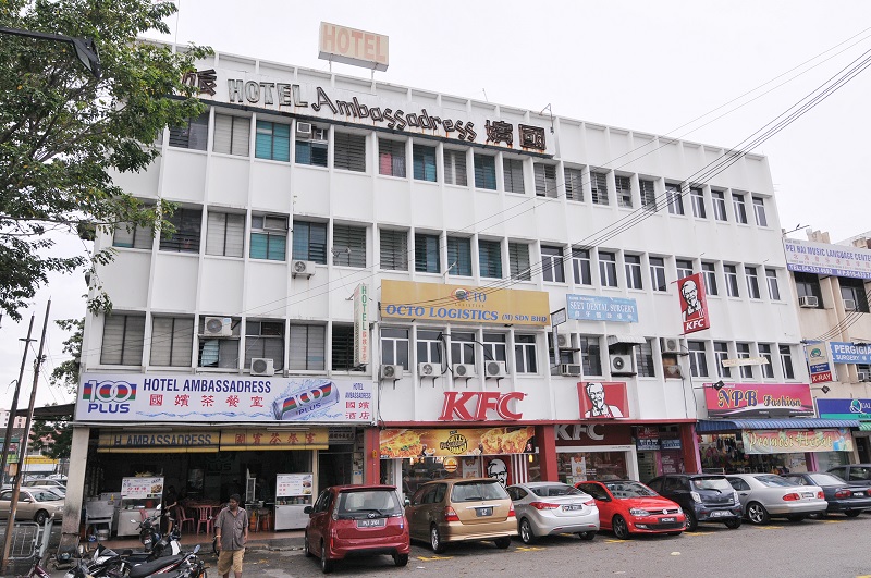 The Ambassadress Hotel used to be the only luxurious hotel in this area back in the 1960s. 