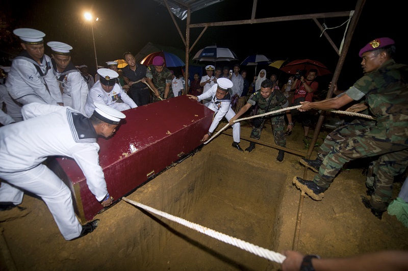 Jenazah LK 1 PNK Nik Muhammad Baihaqy, 28, dikebumikan mengikut istiadat ketenteraan di Tanah Perkuburan Islam Kampung Limbat, Pasir Tumboh 1 Okt 2017. u00e2u20acu201d Foto Bernama