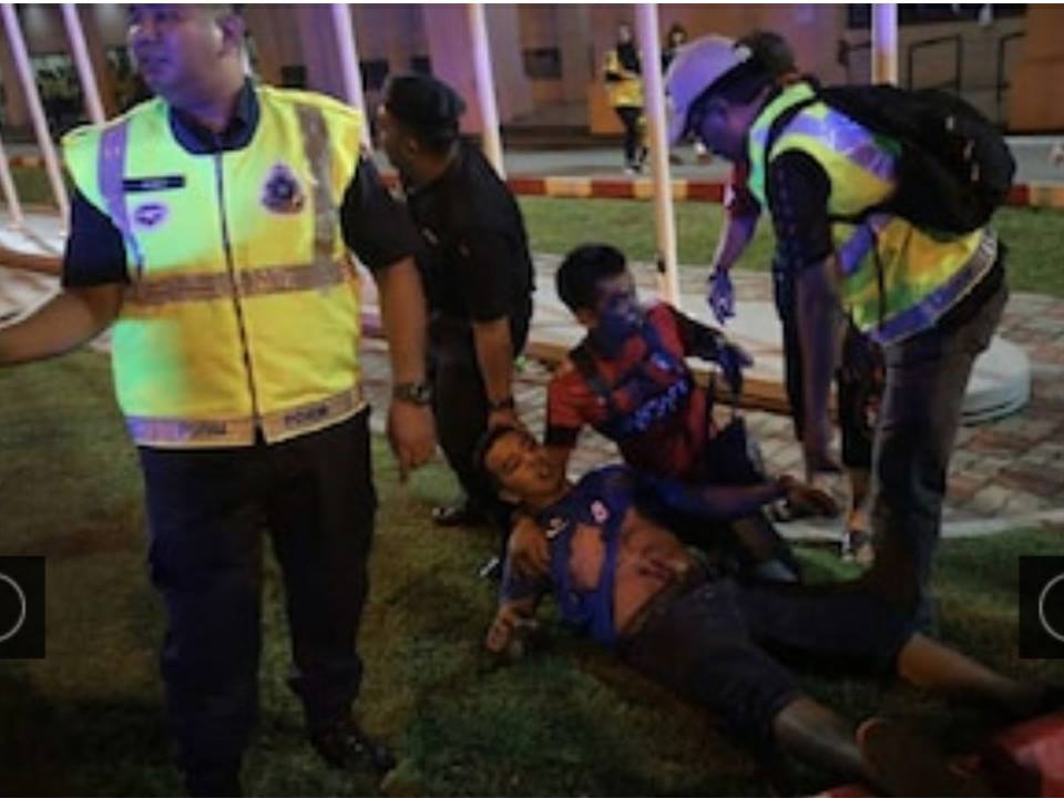 Dua lelaki cedera terkena mercun selepas berakhir perlawanan bola sepak antara JDT dan Perak, 9 Okt 2017. u00e2u20acu2022 Foto ihsan Facebook/Muhamad Nur Ismail