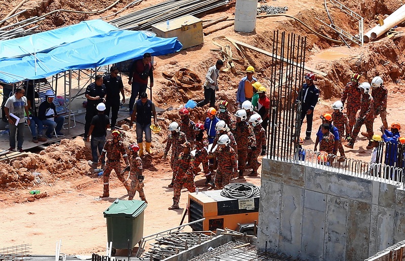 Rescuers carry a victim to the Temporary Forward Operation Base as they search to find the remaining victims. u00e2u20acu201d Picture by Sayuti Zainudin