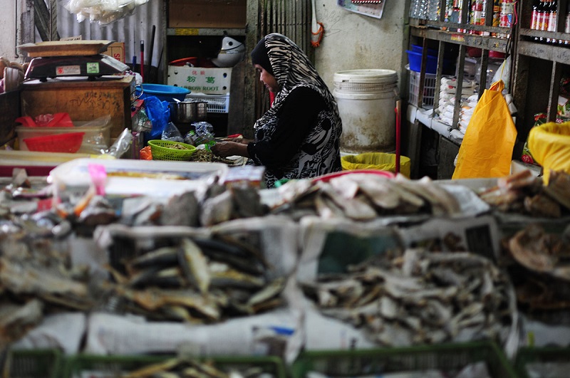 A woman waits for customers at her stall in a wet market in Selangor October 27, 2017. u00e2u20acu201d Picture by Miera Zulyana