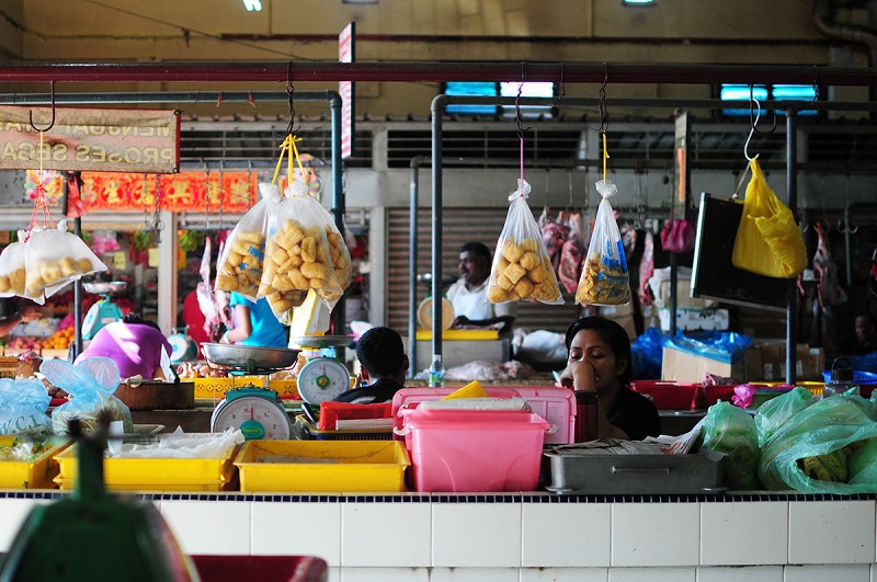 People shop at a wet market in Selangor October 27, 2017. u00e2u20acu201d Picture by Miera Zulyana