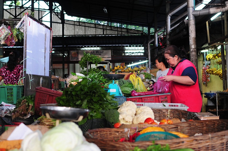 People shop at a wet market in Selangor October 27, 2017. u00e2u20acu201d Picture by Miera Zulyana