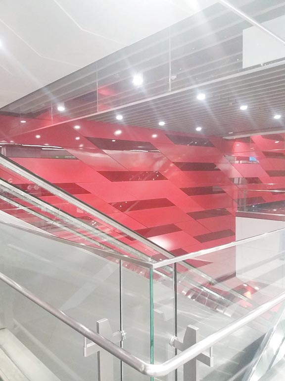 With a decor themed ‘Dynamic’, the bright red wall aptly reflects the energy of Bukit Bintang. 