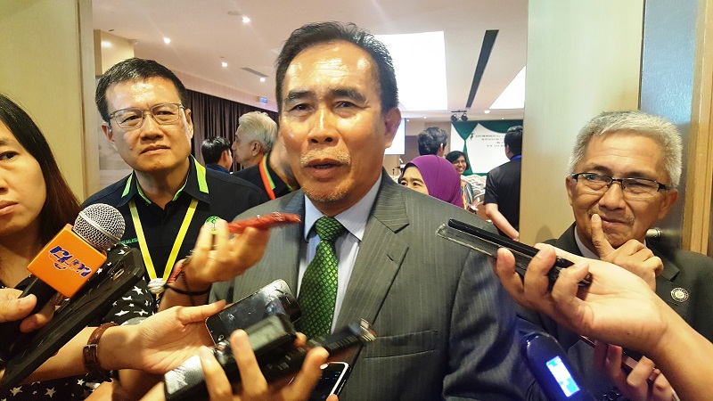 Urban Planning, Land Administration and Environment assistant minister Datuk Len Talif Salleh speaking to reporters in Kuching October 31, 2017. u00e2u20acu201d Picture by Sulok Tawie