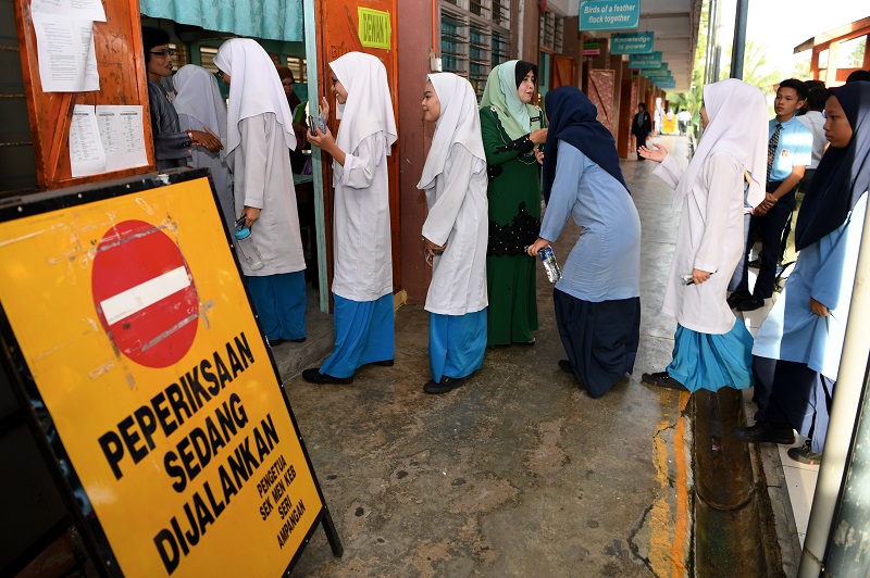 Pelajar Sekolah Menengah Kebangsaan Seri Ampangan di Seremban memasuki dewan peperiksaan untuk menduduki peperiksaan Pentaksiran Tingkatan 3 (PT3) yang bermula 9 Oktober 2017. u00e2u20acu201d Foto Bernama 