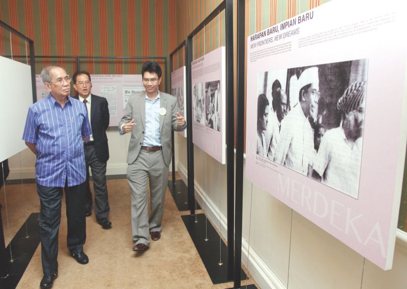 Natural Resources and Environment Minister Datuk Seri Wan Junaidi Tuanku Jaafar (left) visits the Jalan Merdeka exhibition at Carcosa. On the right is head curator of the exhibition Tunku Zain Al’Abidin Tuanku Muhkriz. — Bernama pic